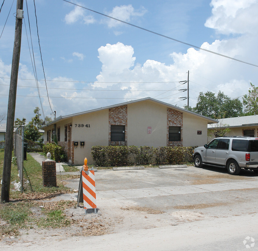 Building Photo - 739-749 NW 14th Way