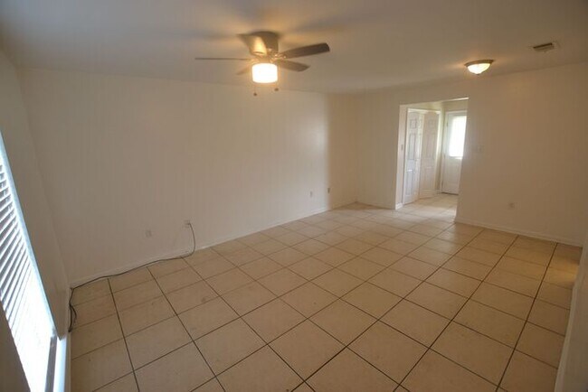 Foto del edificio - 3103 Singletary Dr