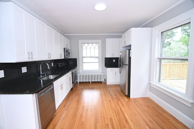 Building Photo - 137 Deer Hill Ave