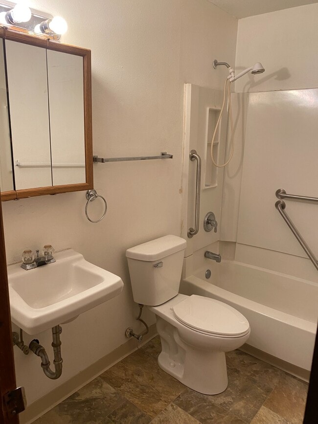 Building Photo - 1610 Hillside Drive