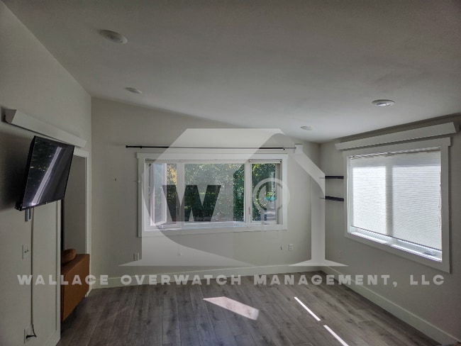 Building Photo - 108 3rd Ave E