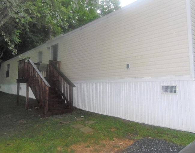 Building Photo - 20 Campground Ln