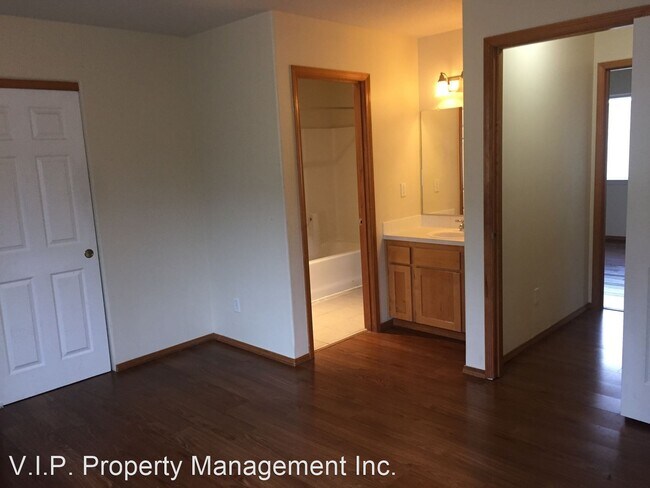 Building Photo - 2 br, 1.5 bath House - 15535 NE Beech St.