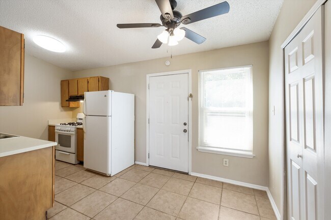 Foto del edificio - 638 Hood St