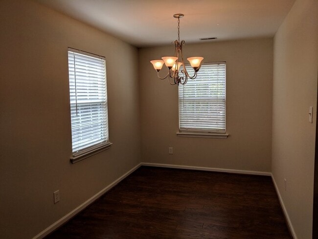 Building Photo - Three bedroom End Unit Townhome