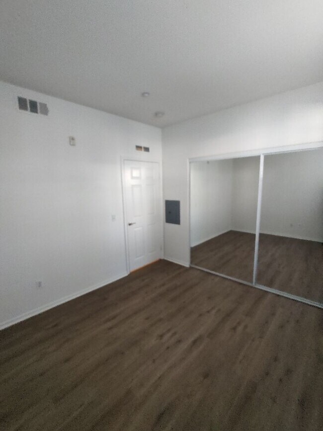 Building Photo - 2 Bedroom- 2 Bathroom Single Story Condo