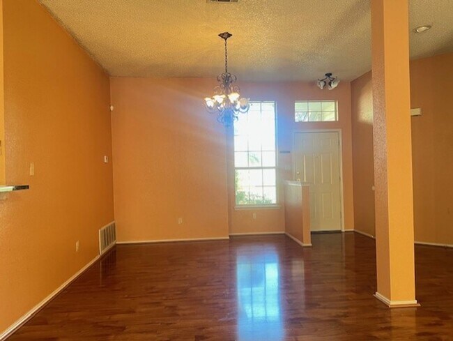 Foto del edificio - 2405 Creek Dr