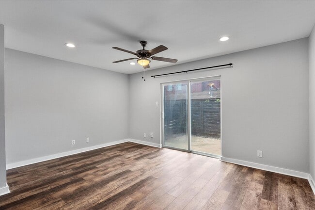 Foto del edificio - 3810 Southway Dr