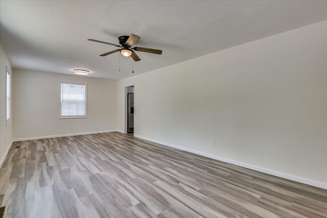 Building Photo - 655 Seymour Dr