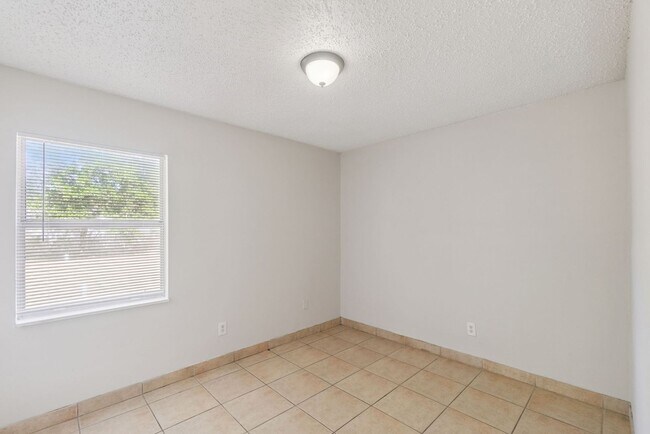 Building Photo - 2853 S Sanford Ave