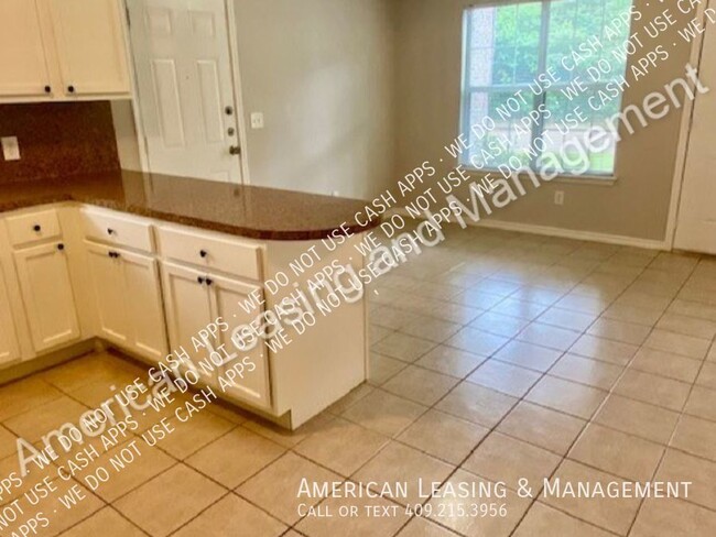 Building Photo - Must-See 3-Bedroom 2-Bath Duplex Unit Avai...
