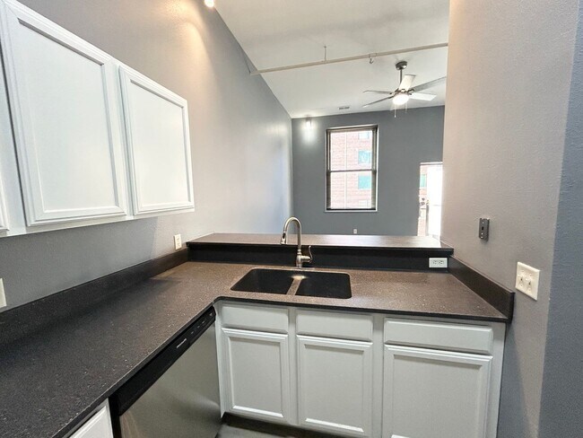 Foto del edificio - Limited time special! Stylish finishes in ...