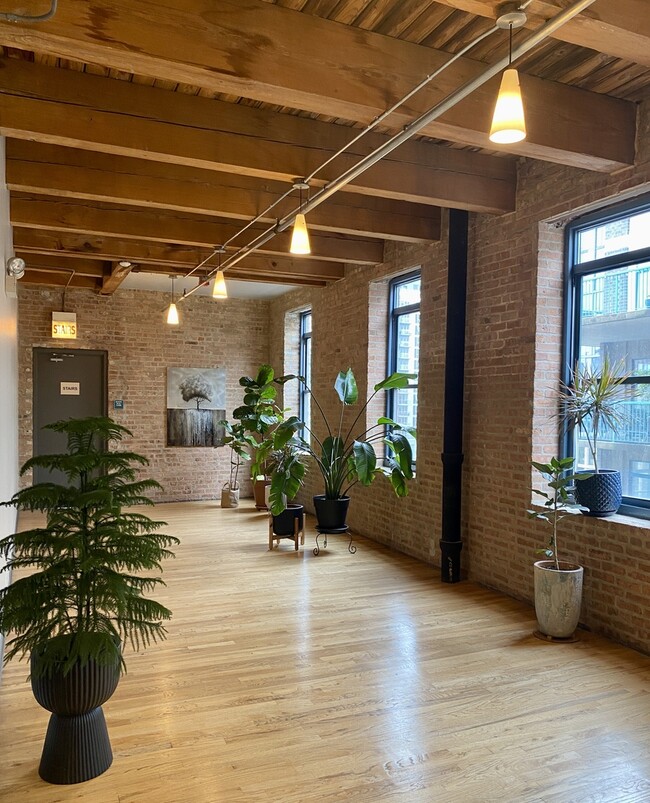 Building Photo - 14 N Peoria St