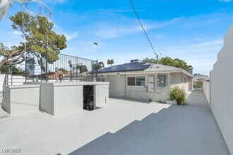 Building Photo - 1600 Eaton Dr