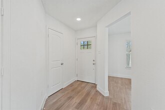 Building Photo - 11210 Log Cabin Ln