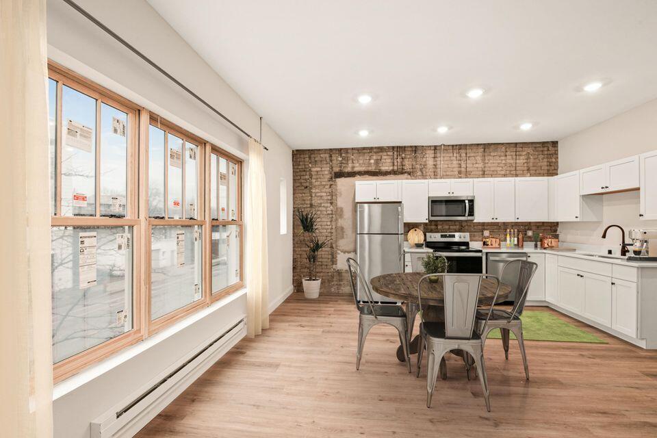 Foto principal - 2577 N Downer Ave