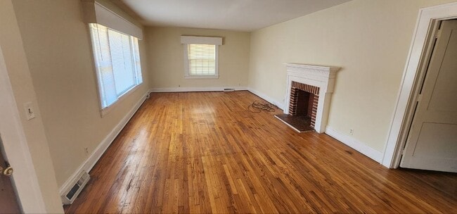 Building Photo - 929-923 Three Sisters Rd