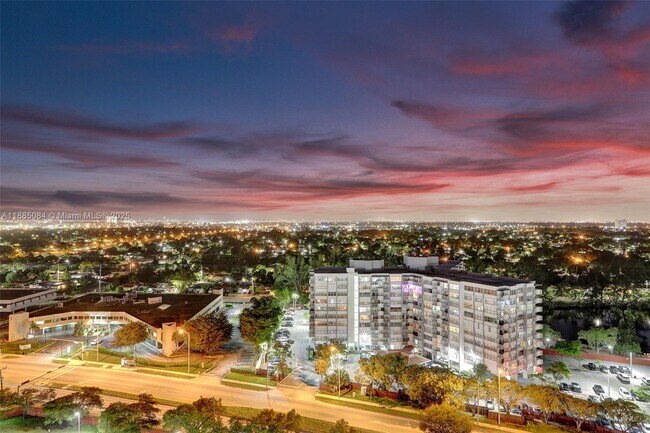 Foto del edificio - 1351 NE Miami Gardens Dr