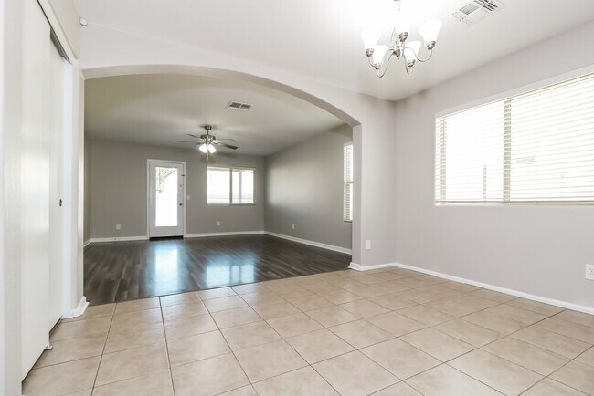 Foto del edificio - 4936 S Rovey Pkwy