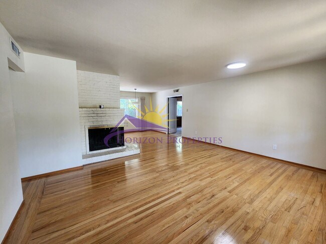 Foto del edificio - Unique 3 Bed 2 Bath 1,639 Sq. Ft. Arden Ho...
