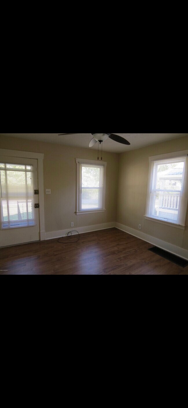 Living room - 1564 McKay Ave