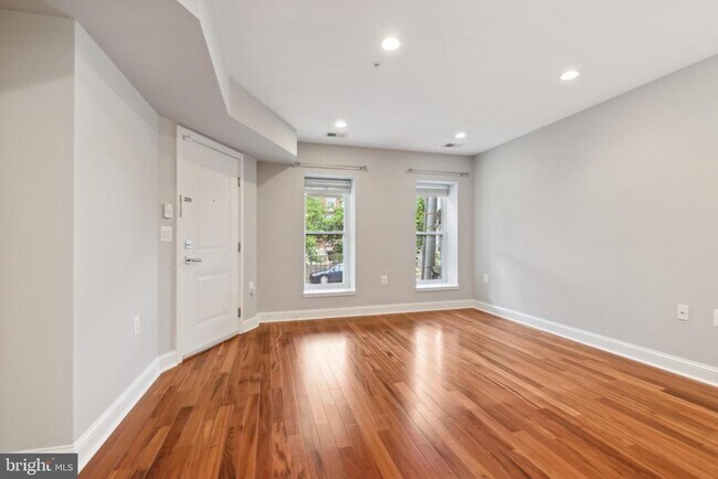 Foto del edificio - 64 W St NW