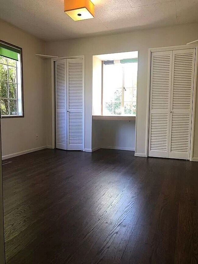 Building Photo - Charming vintage Los Altos Home, walk to s...