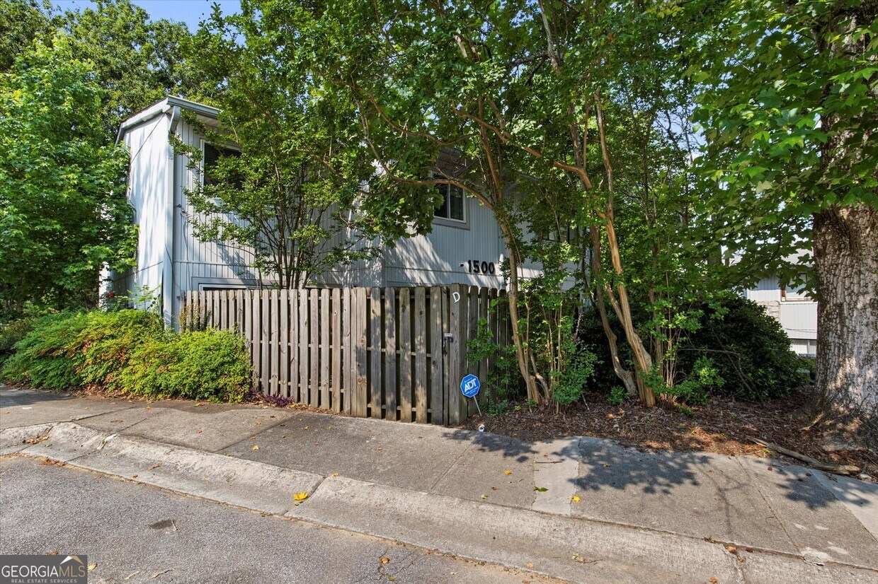 Foto principal - 1500 Pine Log Rd NE