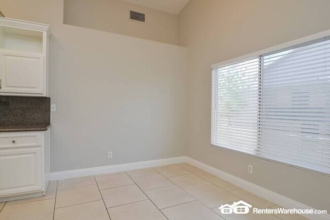 Foto del edificio - NEWLY Remodeled three bathroom two bath si...