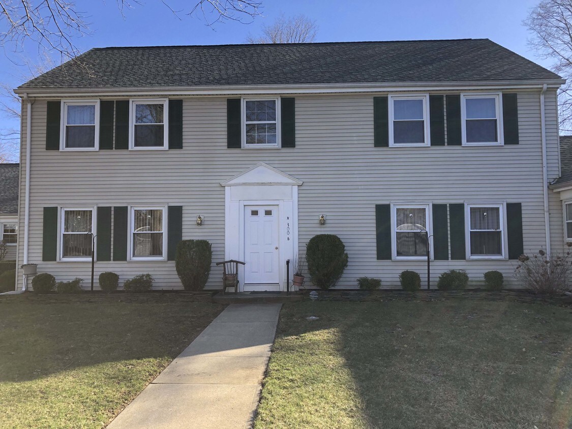 300N Sanford Ln, Monroe Township, NJ 08831 Condo for Rent in Monroe