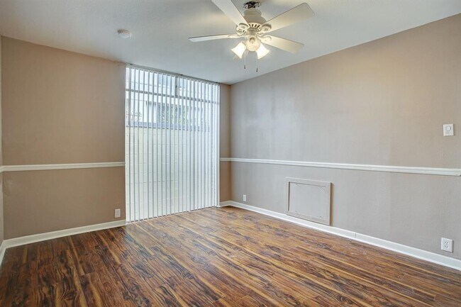 Building Photo - 513 S Post Oak Ln