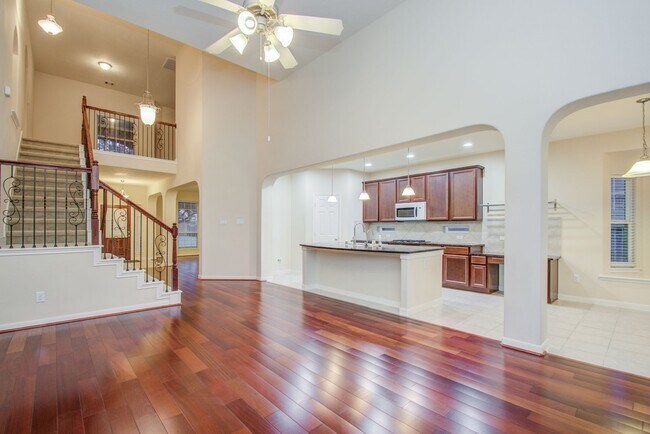 Building Photo - Beautiful 4 bed/ 3 bath home near lake and...