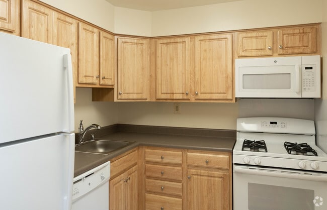 2BR, 1.5BA - 844 SF - Woodsdale Apartments