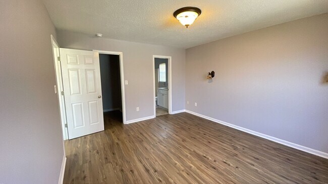 Building Photo - Nice 3 bedroom/2 bath home in quiet neighb...