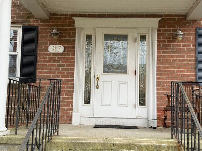 Foto del edificio - 27 Brewster Rd