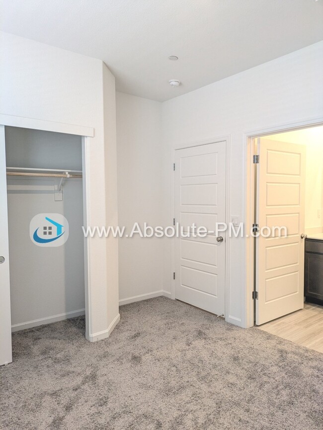 Foto del edificio - Amazing 1 Bed / 1 Bath Unit in a Brand New...