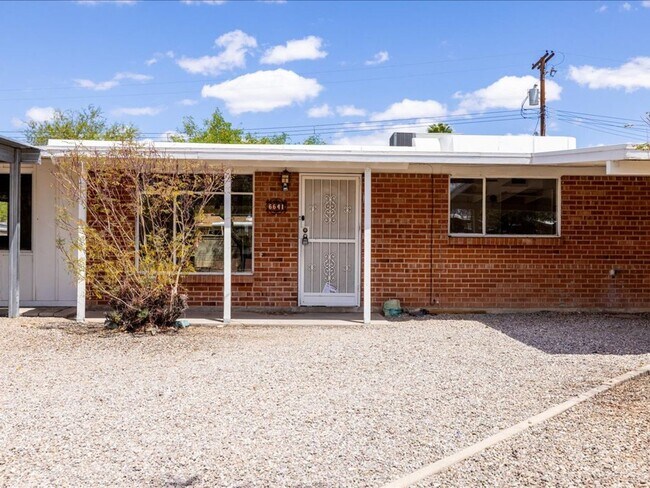 Building Photo - 3 Bedroom 2 Bath