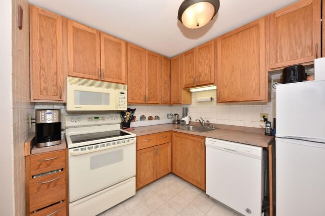 Building Photo - 9030 N Park Plaza Ct