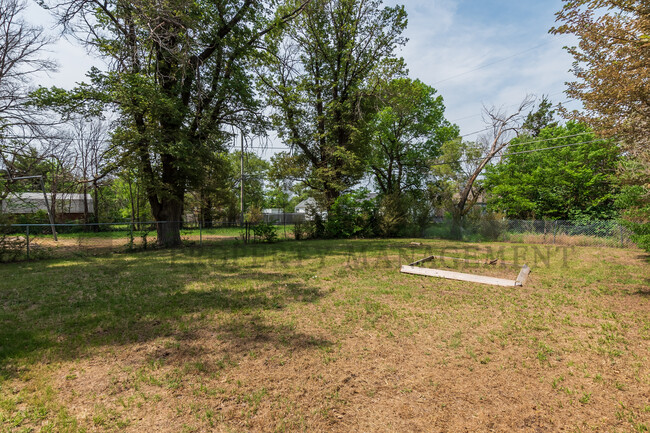 Building Photo - 1735 N Chautauqua St