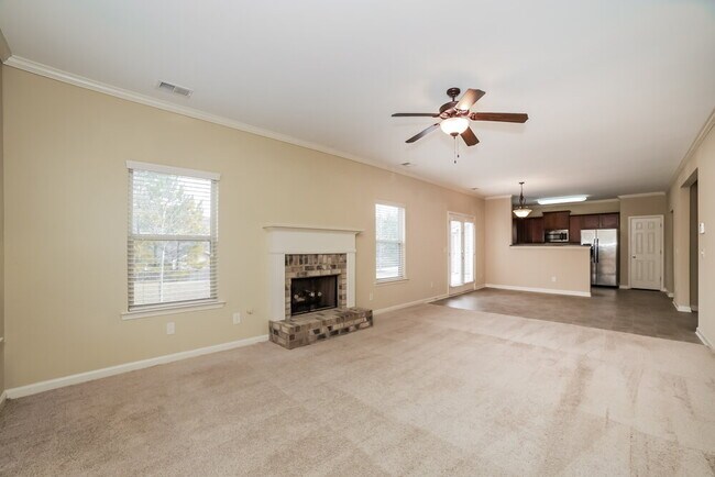 Building Photo - 2090 Hydrangea Ln