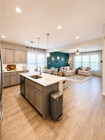 Foto del edificio - 15736 Hazelhurst Ln