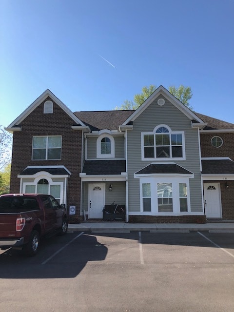 Building Photo - 741 Maple Grove St