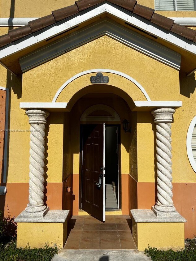 2813 SE 15th Rd, Homestead, FL 33035 Townhouse for Rent in Homestead