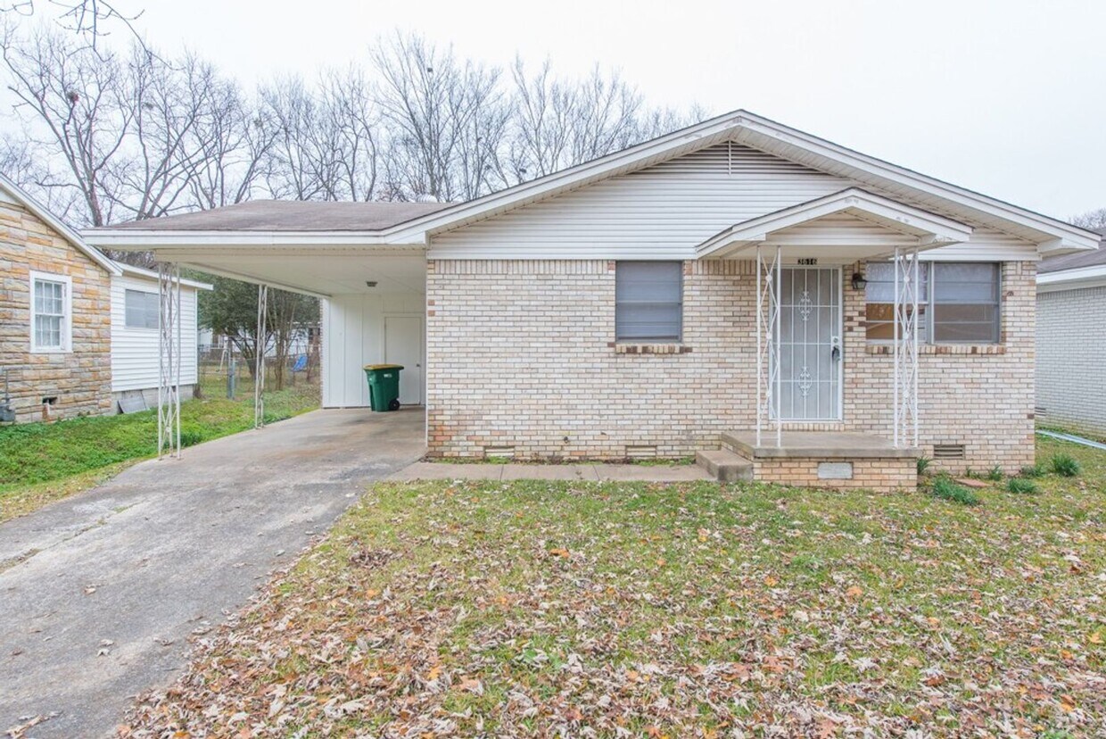 Foto principal - 2 Bedroom 1 Bathroom Home With Carport.