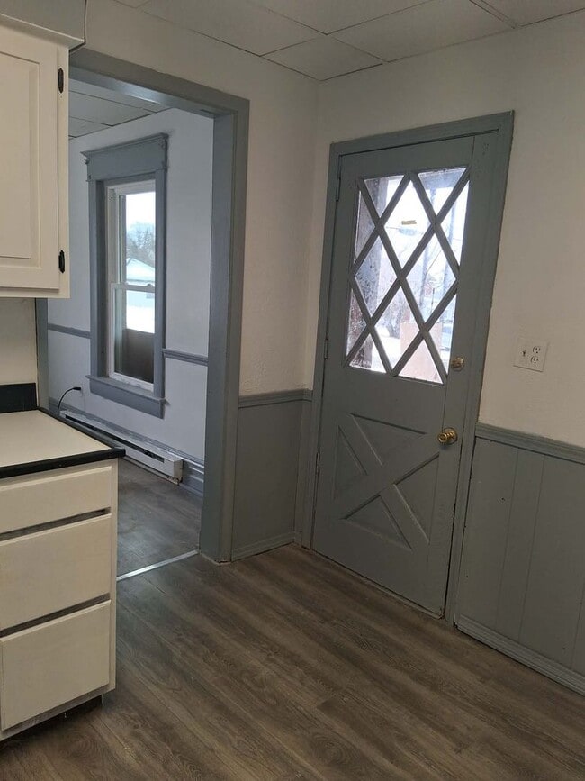 Building Photo - 2 Bedroom 1 Bath Renovated Apartment