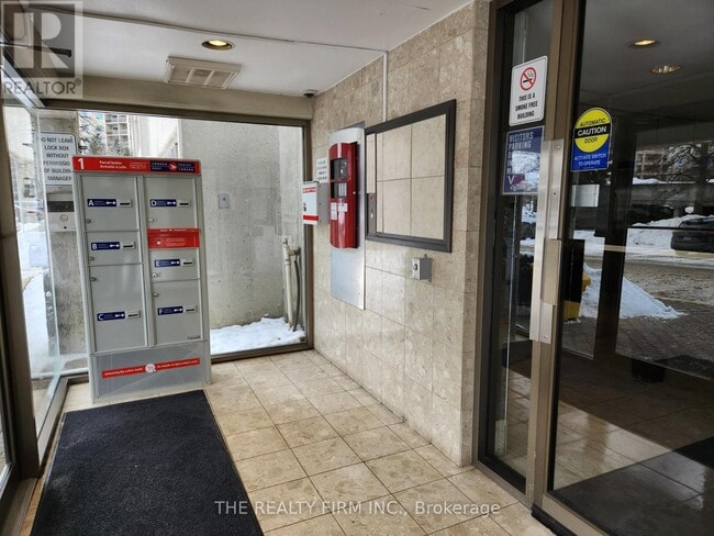 Building Photo - 570 Proudfoot Ln