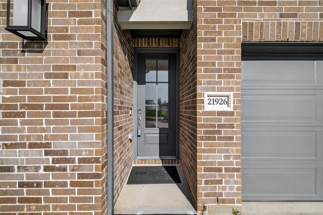 Foto del edificio - 21926 Sam Raburn Dr