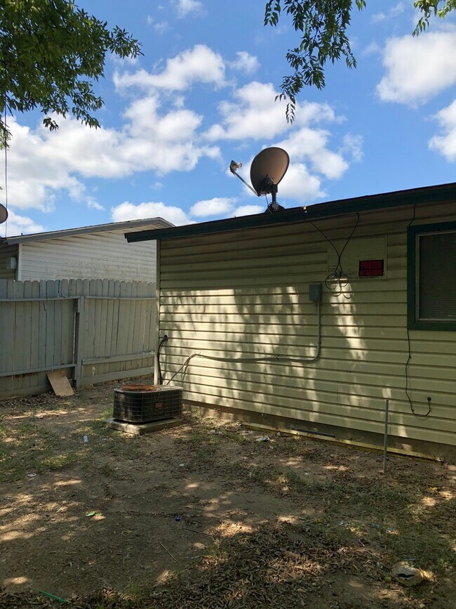 Building Photo - 907-909 JR Ct