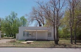 Building Photo - 806 Robinson Ave