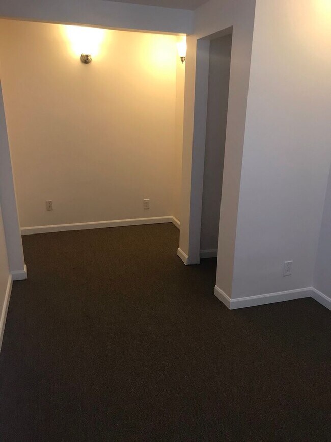 Building Photo - 947